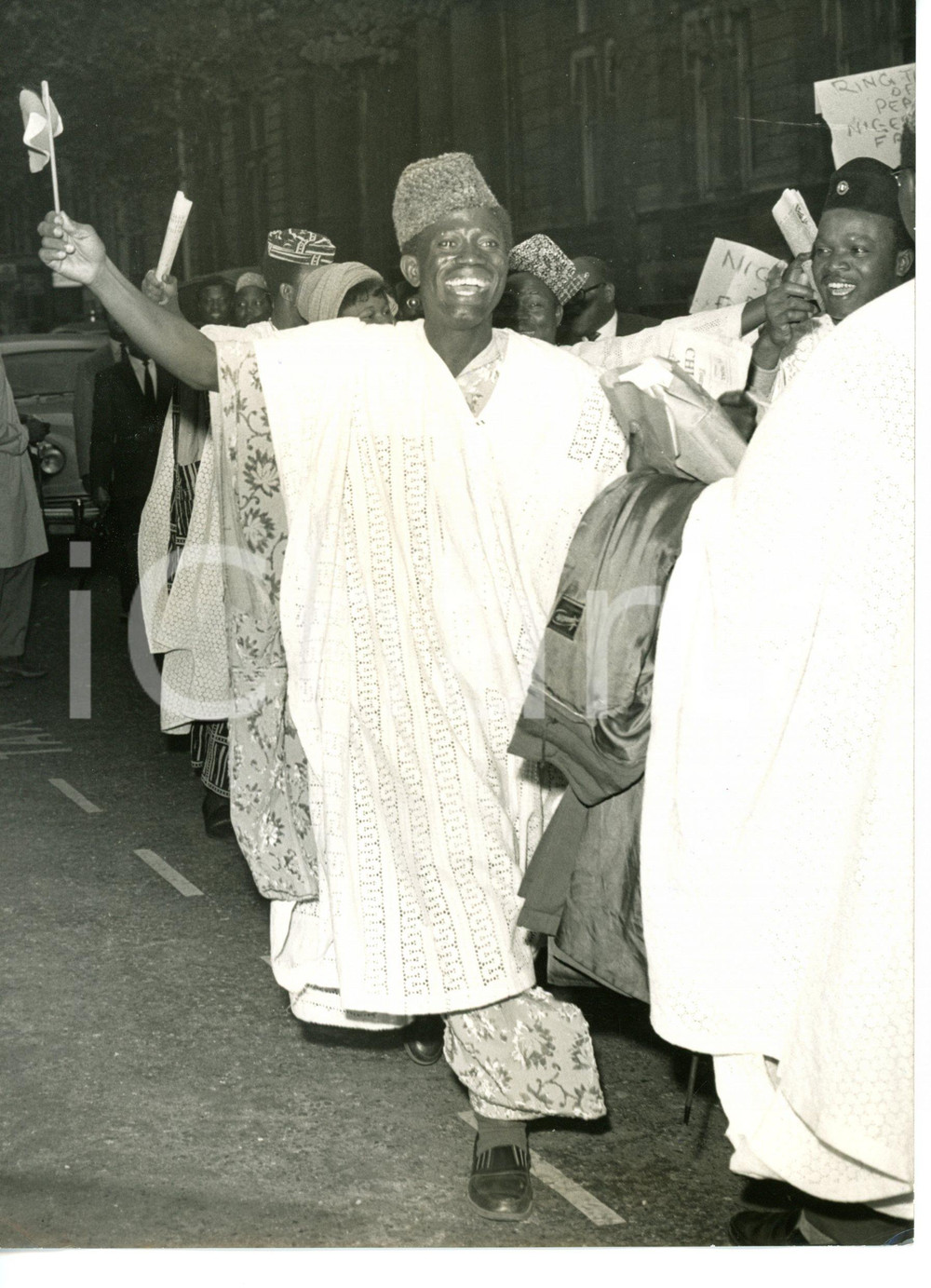1 October 1960 LONDON Nigerians celebrating Independence Day *Photo 15x20 cm Fotografia d'epoca con didascalia coeva.DIMENSIONI: 15x20 cm  CONDIZIONI: G (ma piccole piegature agli angoli)    originale e autentica 1
