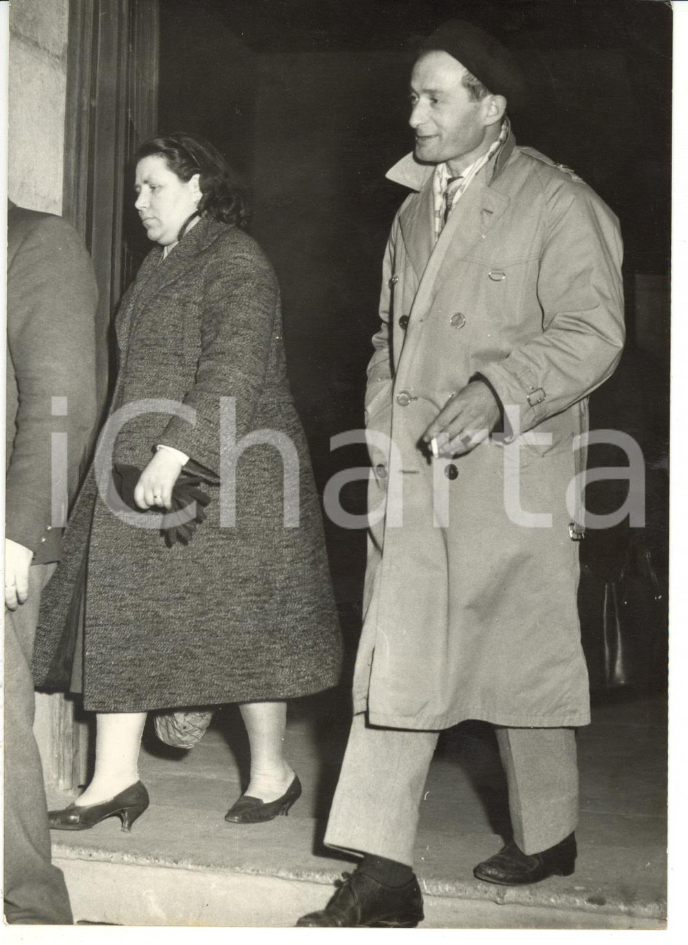 1959 FIRENZE Processo omicidio BRACCI - Lionello EGIDI con la moglie - Foto  Fotografia d'epoca con didascalia coeva.DIMENSIONI: 13x18 cm  CONDIZIONI: G (ma lievi sovraimpressioni)     originale e autentica 1