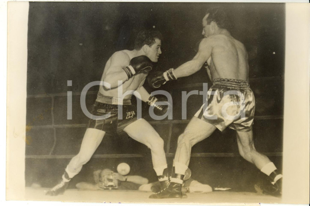 1957 PARIS Palais des Sports - BOXE Alphonse HALIMI e Mario D'AGATA sul ring  Fotografia d'epoca con didascalia coeva.DIMENSIONI: 18x13 cm  CONDIZIONI: FAIR (bassa qualit&agrave; di stampa; alone diffuso)     originale e autentica 1