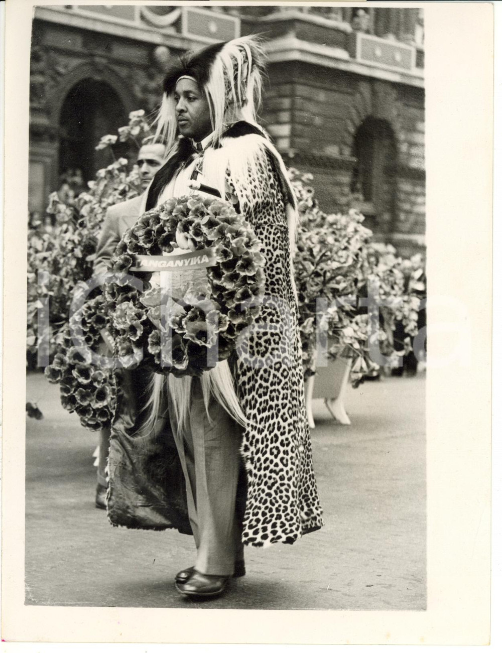 1953 LONDON Thomas MAREALLE walking to the Cenotaph with his wreath *Photo 15x20