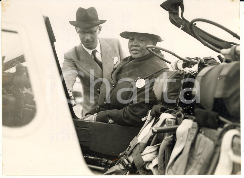 1957 FARNBOROUGH Mantšebo Amelia MATSABA watching Havilland Vampire jet *Foto