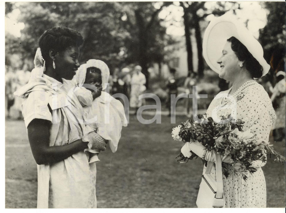 1953 LONDON Lambeth Palace - Queen MOTHER chatting with african F. COFIE *Foto