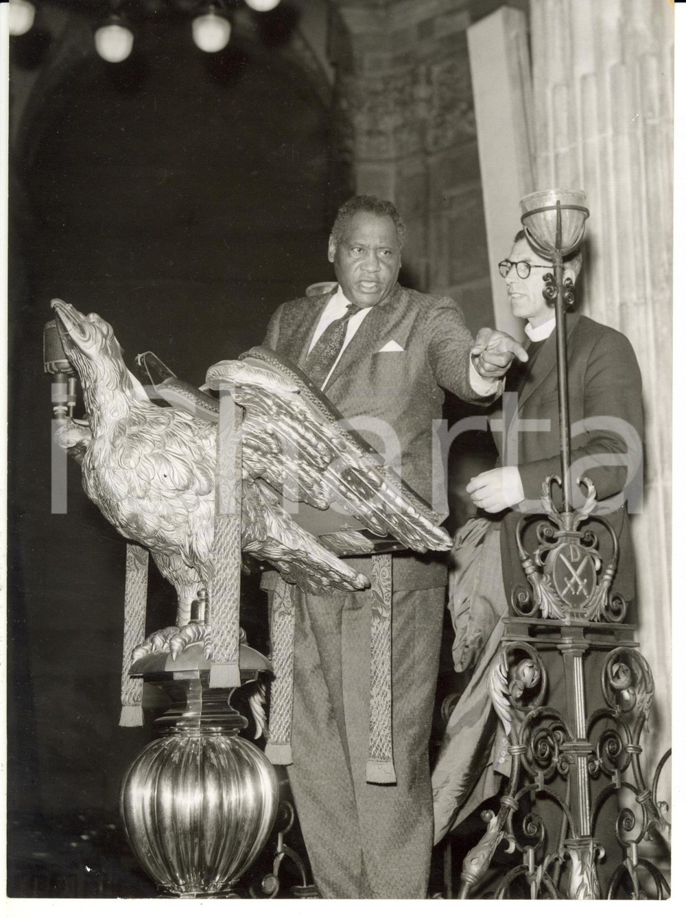 1958 LONDON St Paul's Cathedral - Paul ROBESON with Canon John COLLINS *Photo