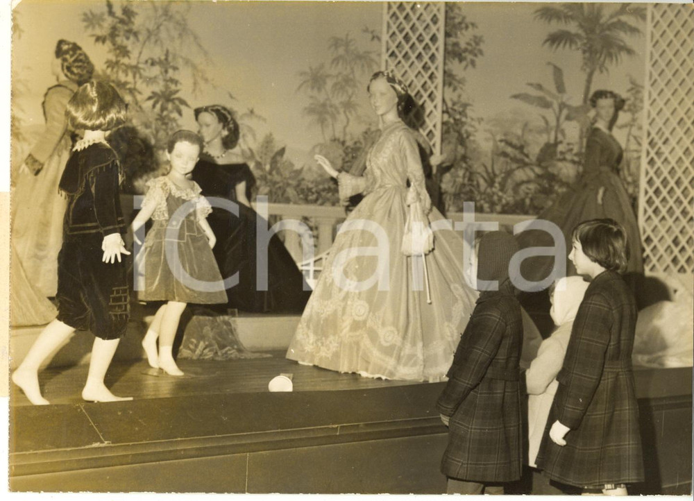 1962 PARIS Musée Carnavalet - Bambini ammirano costumi d'epoca *Foto 18x13 cm