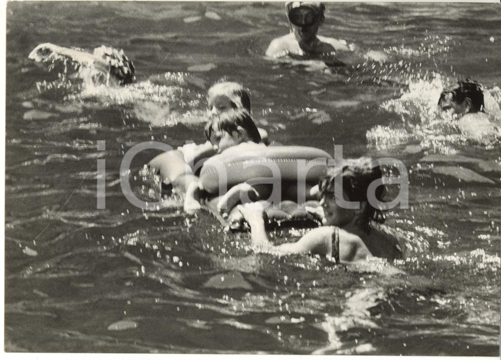 1962 CONCA DEI MARINI Jacqueline KENNEDY gioca al mare con la figlia Caroline Fotografia d'epoca, con didascalia coeva. CONDIZIONI: FAIR (bassa qualit&agrave; di stampa)FORMATO: 18x13 cm    originale e autentica 1