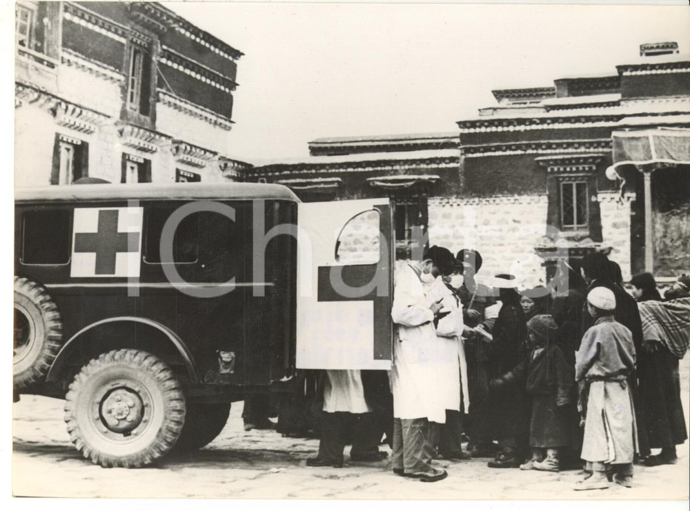 Fotografia d epoca originale 1959 LHASA Rivolta popolare in Tibet  Croce Rossa cinese offre i primi soccorsi 1