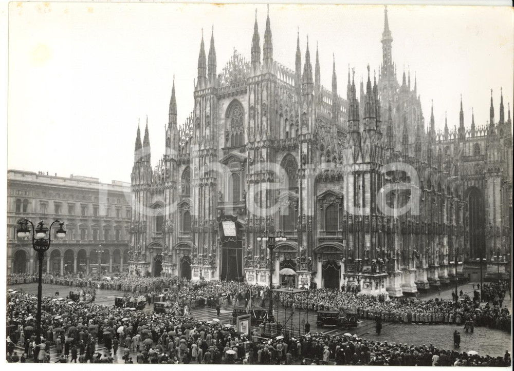 Fotografia d epoca originale 1957 MILANO Piazza Duomo  Folla ai funerali di Arturo TOSCANINI Foto 18x13 cm 1