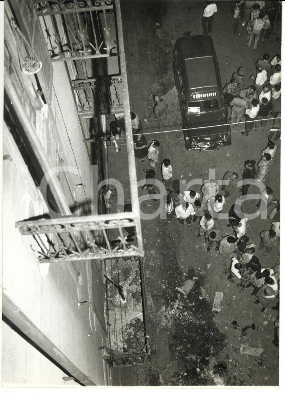 Fotografia d epoca originale 1961 TORINO Crollo di un balcone  Folla di curiosi sul luogo della tragedia 1