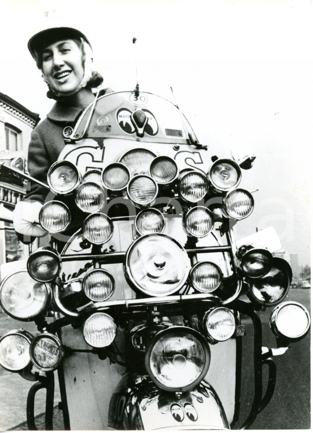 Fotografia d epoca originale 1965 LONDON Renée BENNETT in sella alla sua moto con 25 fari Foto CURIOSA 13x18 1