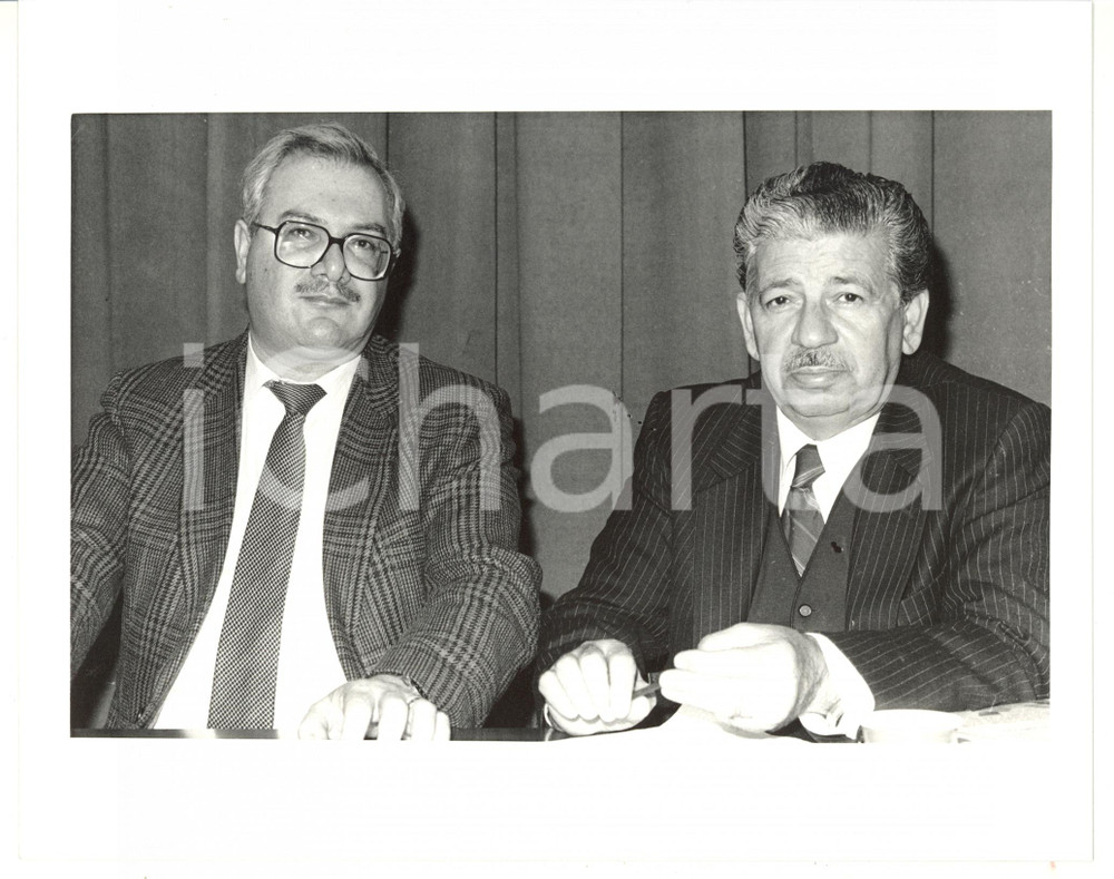 1988 MILANO Hanna SINIORA con Fayez Abu RAHMEH durante conferenza (1) Foto Fotografia di agenzia. CONDIZIONI: FAIR (difetti in fase di stampa)FORMATO: 25x20 cm    originale e autentica 1