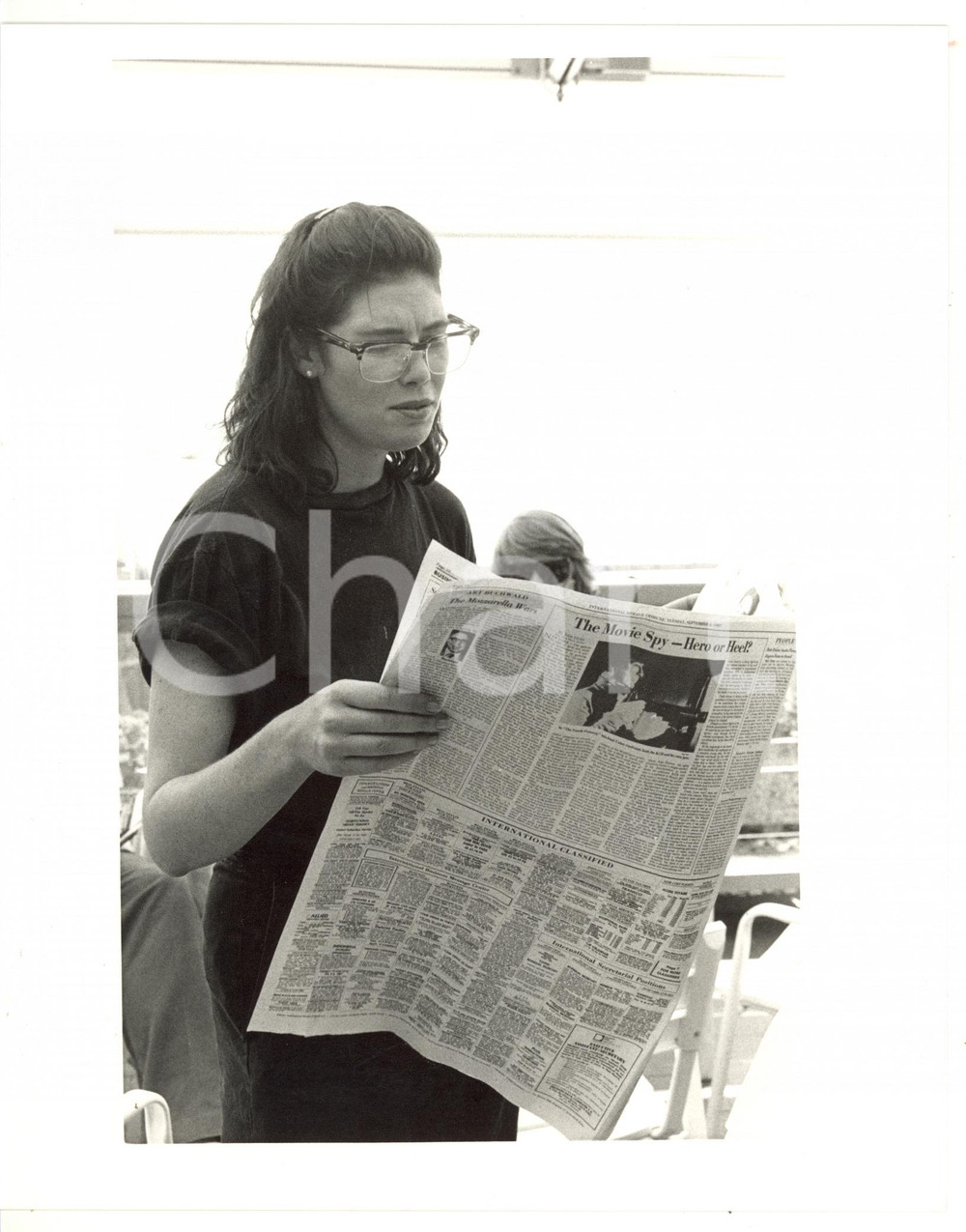 1987 VENEZIA Mostra del Cinema - L'attrice Kelly McGILLIS legge il giornale FOTO