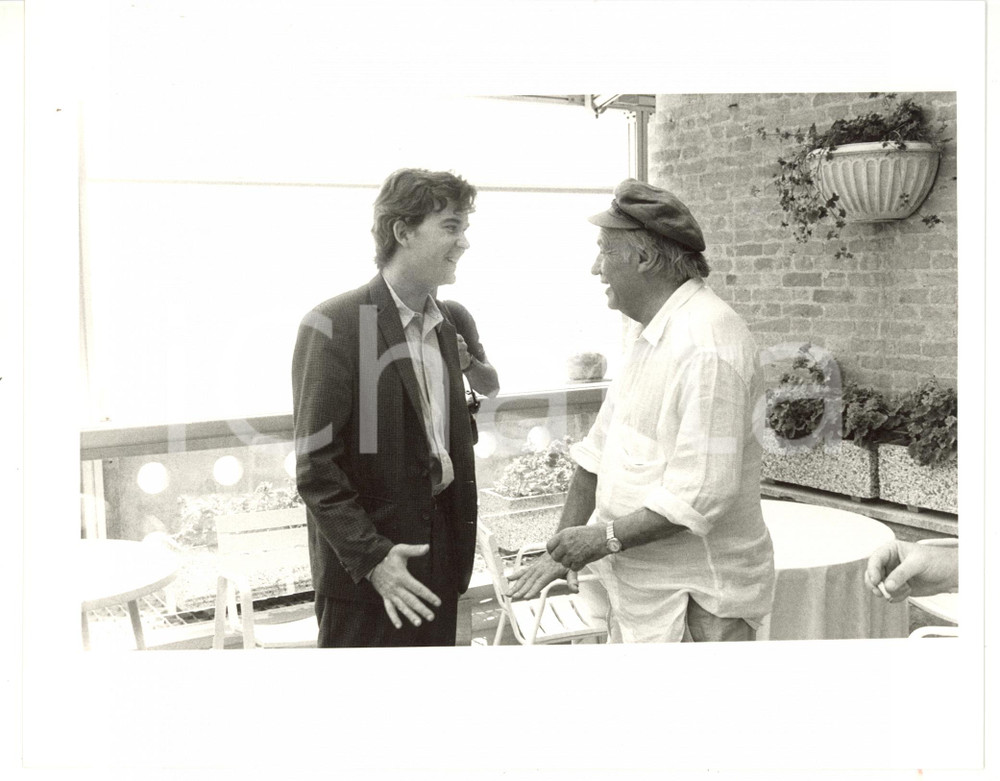 1987 VENEZIA Mostra del Cinema - Timothy HUTTON Francisco RABAL *Foto (1) Fotografia d'agenzia, scattata in occasione della presentazione del film "Made in Heaven". CONDIZIONI: G (ma timbro al verso lievemente sovraimpresso)FORMATO: 25x20 cm     originale e autentica 1