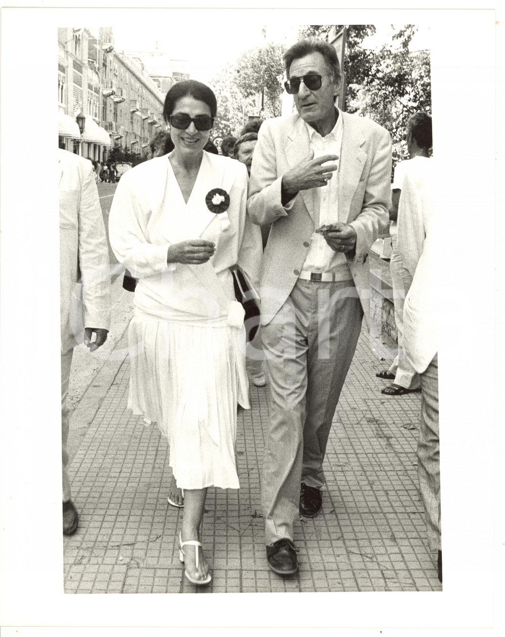 1987 VENEZIA Irene PAPAS a passeggio con Carlo LIZZANI *Foto 20x25 cm (1) Fotografia d'agenzia. CONDIZIONI: GFORMATO: 20x25 cm     originale e autentica 1