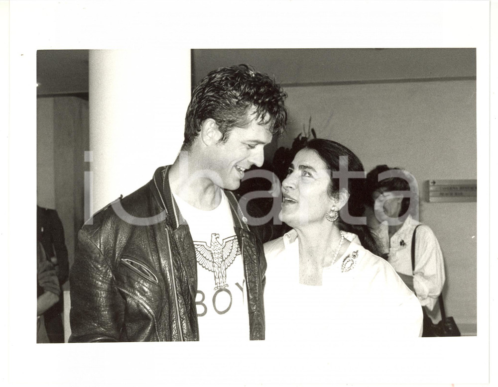 1987 VENEZIA Irene PAPAS scherza con Rupert EVERETT *Foto VINTAGE 25x20 cm