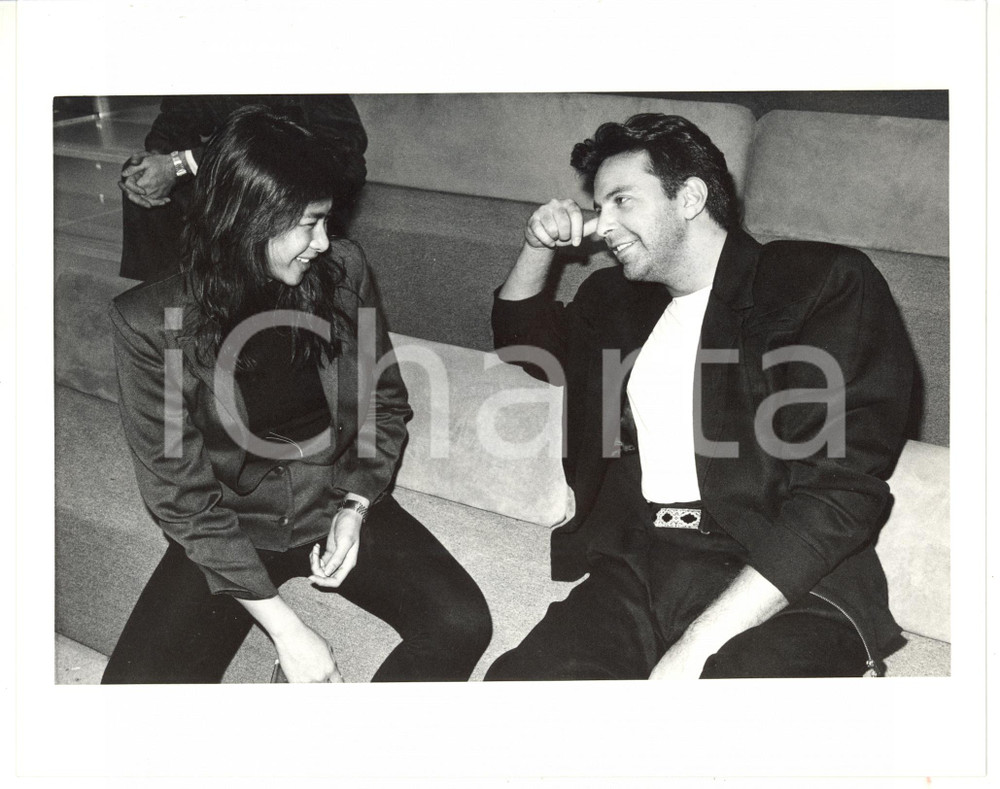 1985 ca COSTUME Alan SORRENTI con la fidanzata Regina RODRIGUEZ *Foto 25x20 cm