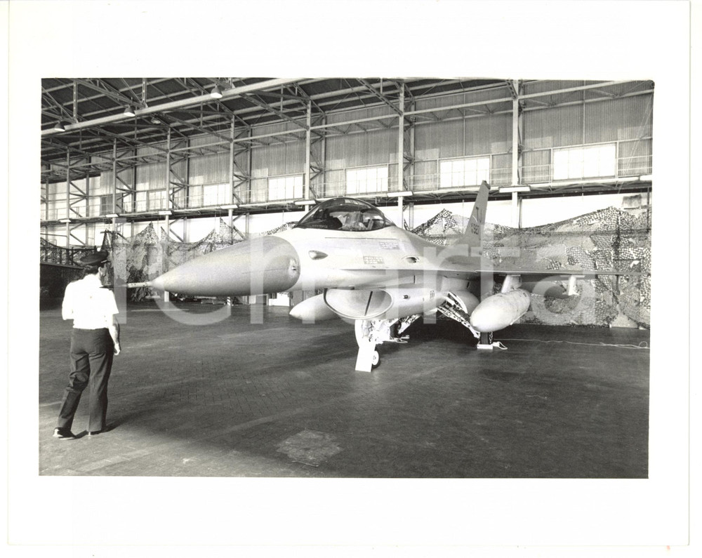 1985 ca AERONAUTICA MILITARE ITALIANA Aereo F-16 EAGLE Foto 25x20 (3) Fotografia d'agenzia. CONDIZIONI: G (ma timbro al verso sovraimpresso)FORMATO: 25x20 cm  originale e autentica 1