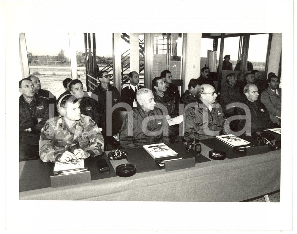 1985 ca ESERCITO ITALIANO Militari monitorano esercitazioni di volo *Foto 25x20