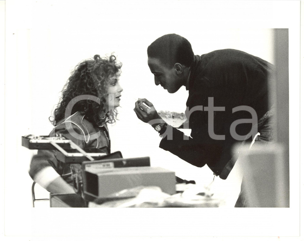 1990 ca CINEMA L'attrice Kelly LeBROCK al trucco - Foto VINTAGE 25x20 cm