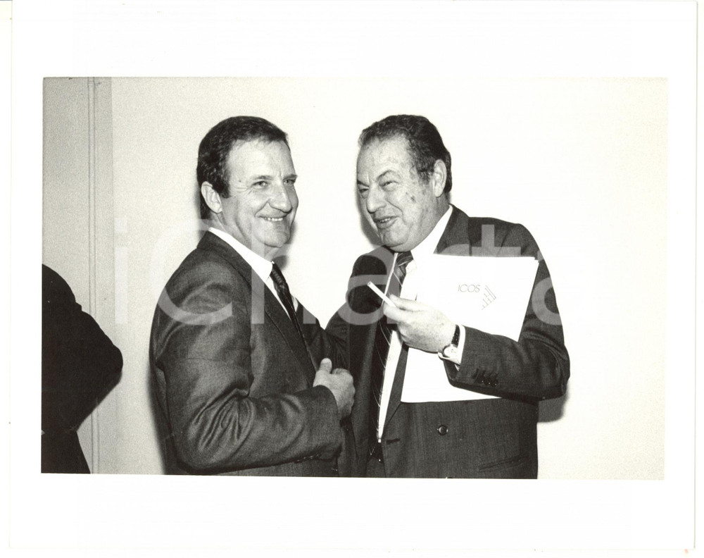 1985 ca MILANO - FEDERCHIMICA Gabriele CUTOLO scherza con Lorenzo NECCI *Foto