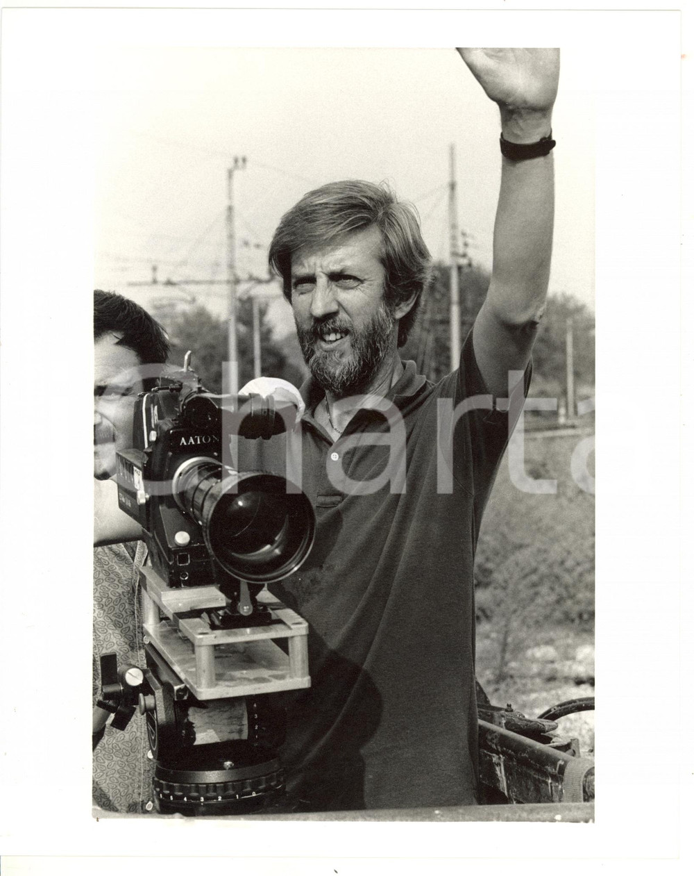 1987 RAI "Notte di luna" - Alberto SIRONI dietro la macchina da presa *Foto Fotografia di agenzia. CONDIZIONI: G (ma scritta al verso lievemente sovraimpressa; millimetrico strappo all'angolo inferiore sinistro)FORMATO: 20x25 cm    originale e autentica 1