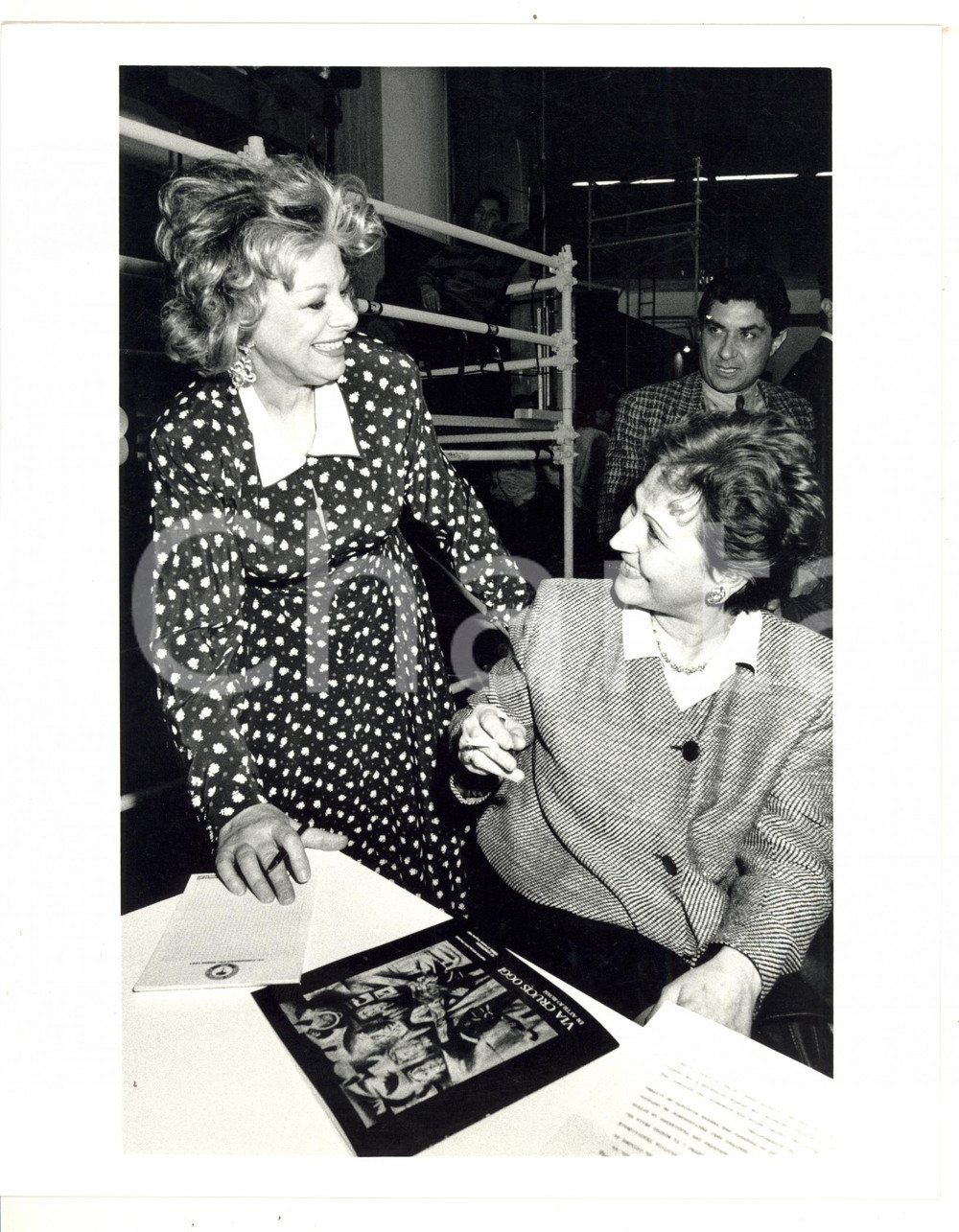 1985 ca MILANO Sandra MILO scherza con Rosilde CRAXI *Foto VINTAGE 20x25 cm