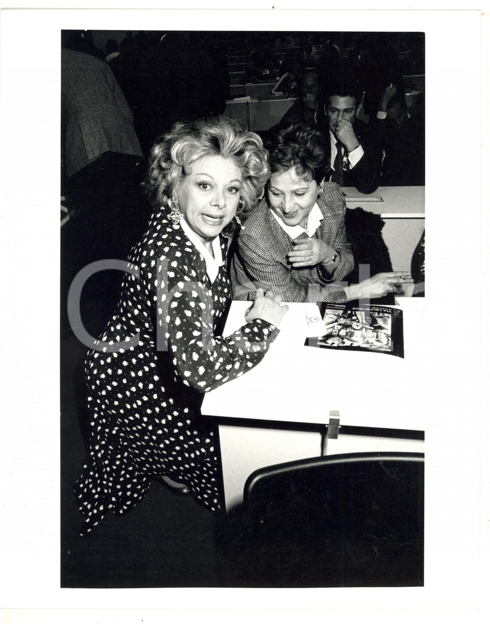 1985 ca MILANO Sandra MILO e Rosilde CRAXI durante conferenza *Foto 20x25 cm