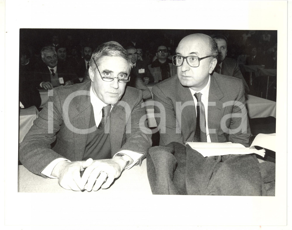 1985 ca POLITICA - DC Ciriaco DE MITA con Franco MARINI durante conferenza FOTO