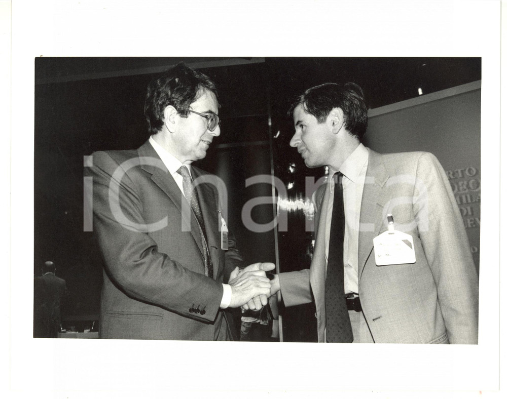1990 ca MILANO - CENTROMARCA Stretta di mano tra Vittorio MERLONI e Alain MINC