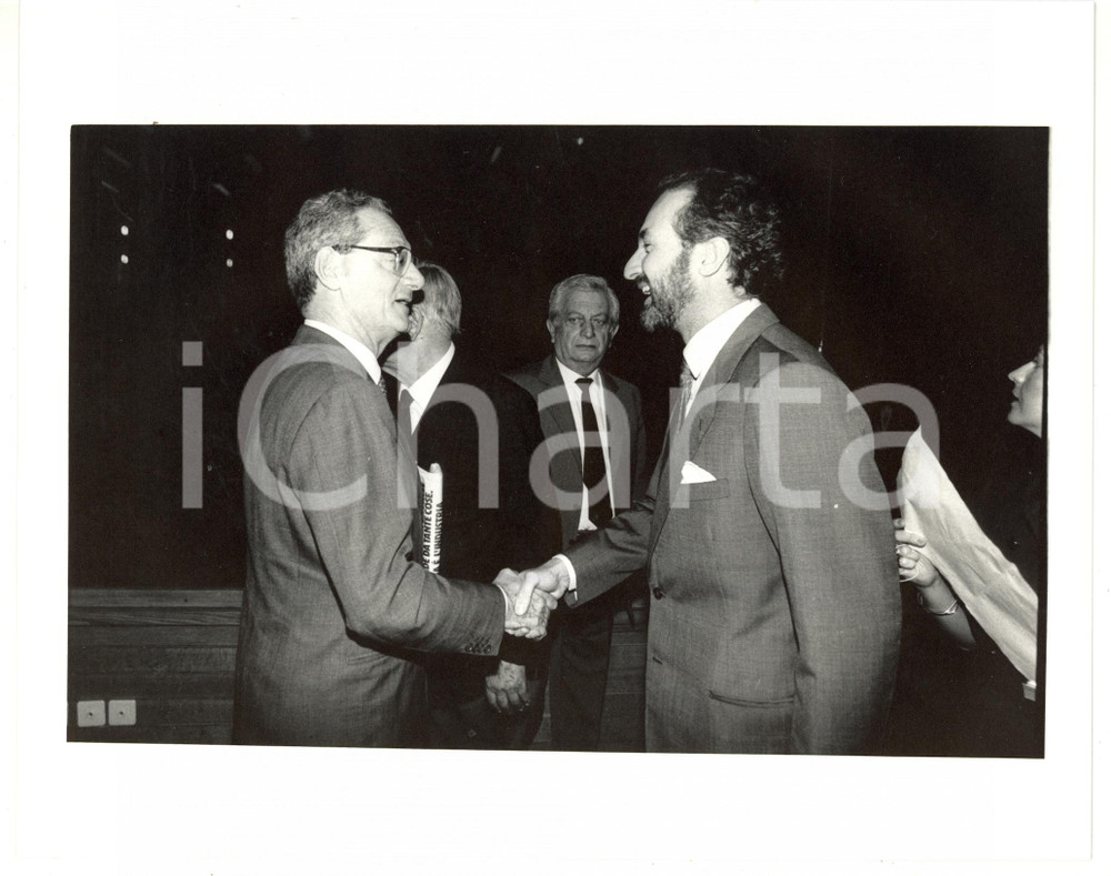 1990 ca ASSOLOMBARDA Stretta di mano tra Gianfelice ROCCA e Cesare ROMITI *Foto