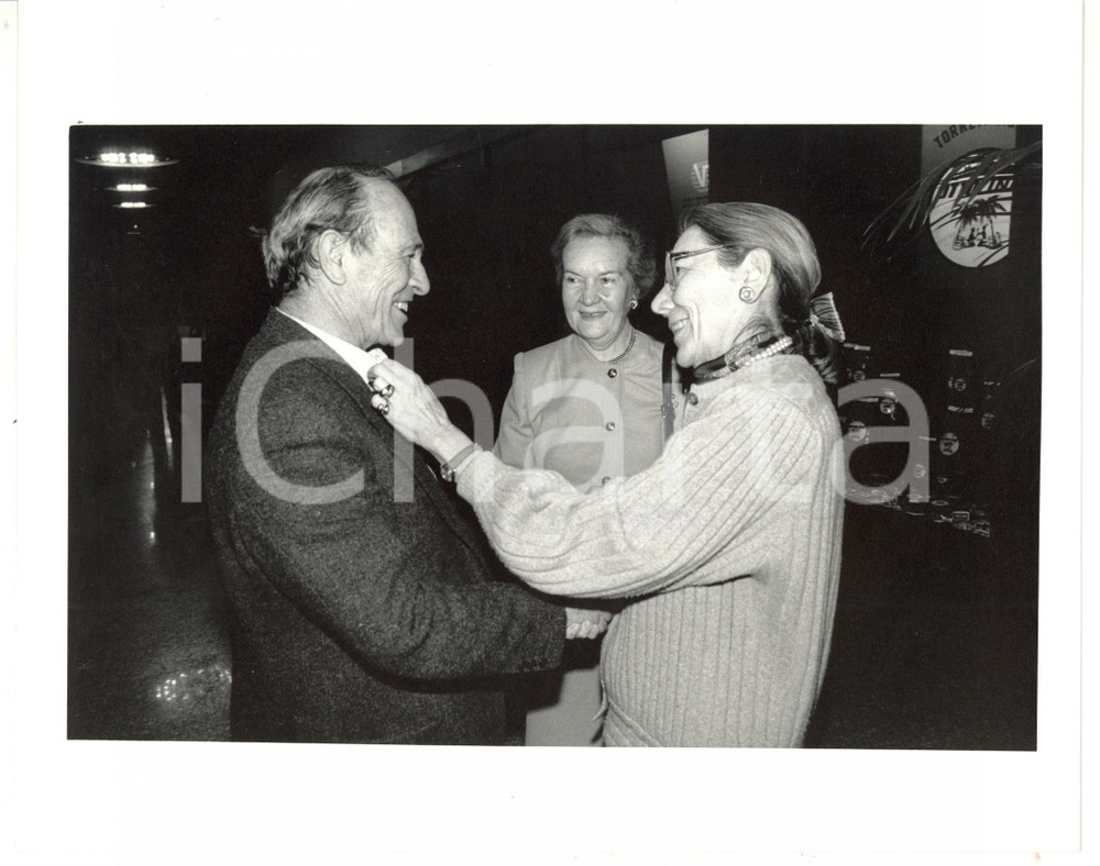 1987 MILANO Mimma MONDADORI sistema la camicia a Giorgio BOCCA *Foto 25x20