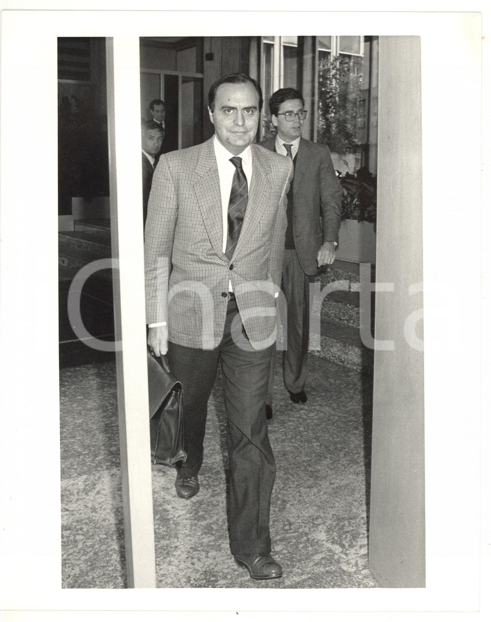 1990 ca ASSOLOMBARDA Ritratto del giornalista Bruno VESPA (5) Foto 20x25 cm Fotografia di agenzia. CONDIZIONI: G (ma lieve alone all'angolo superiore destro)FORMATO: 20x25 cm  originale e autentica 1
