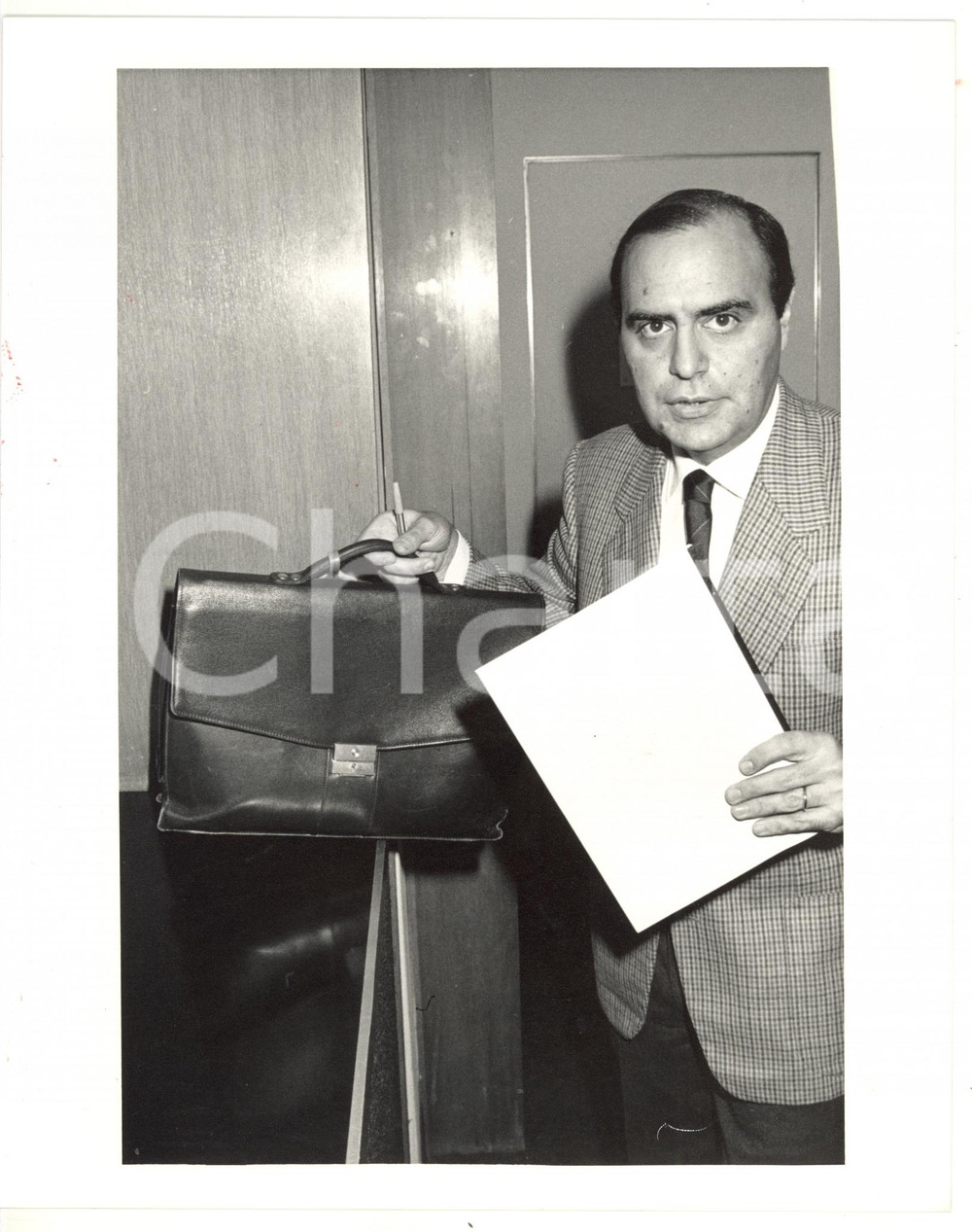 1990 ca ASSOLOMBARDA Giornalista Bruno VESPA con ventiquattrore *Foto 20x25 cm