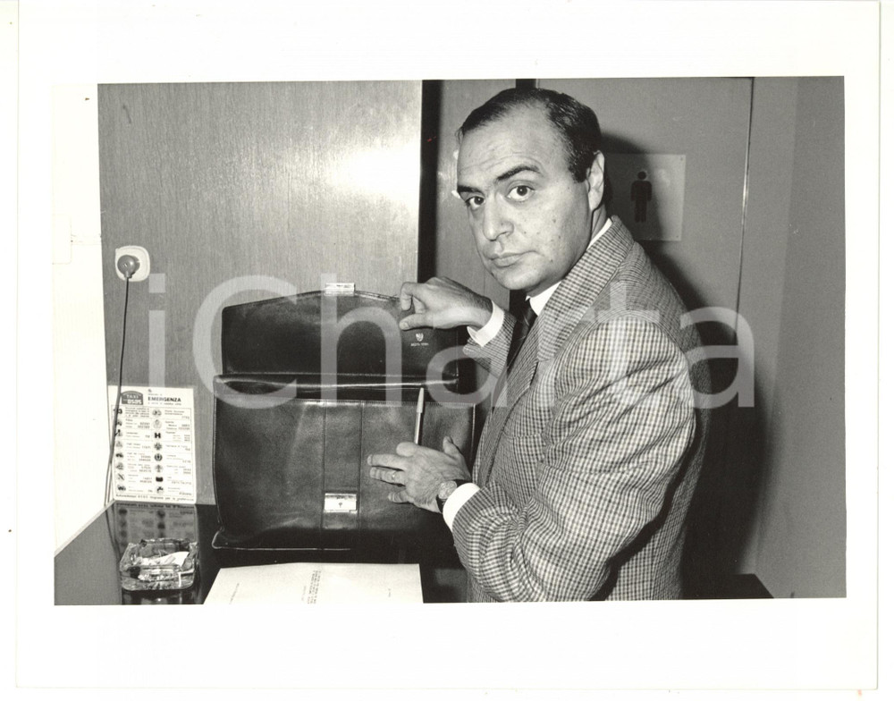 1990 ca ASSOLOMBARDA Giornalista Bruno VESPA con ventiquattrore *Foto 25x20 cm