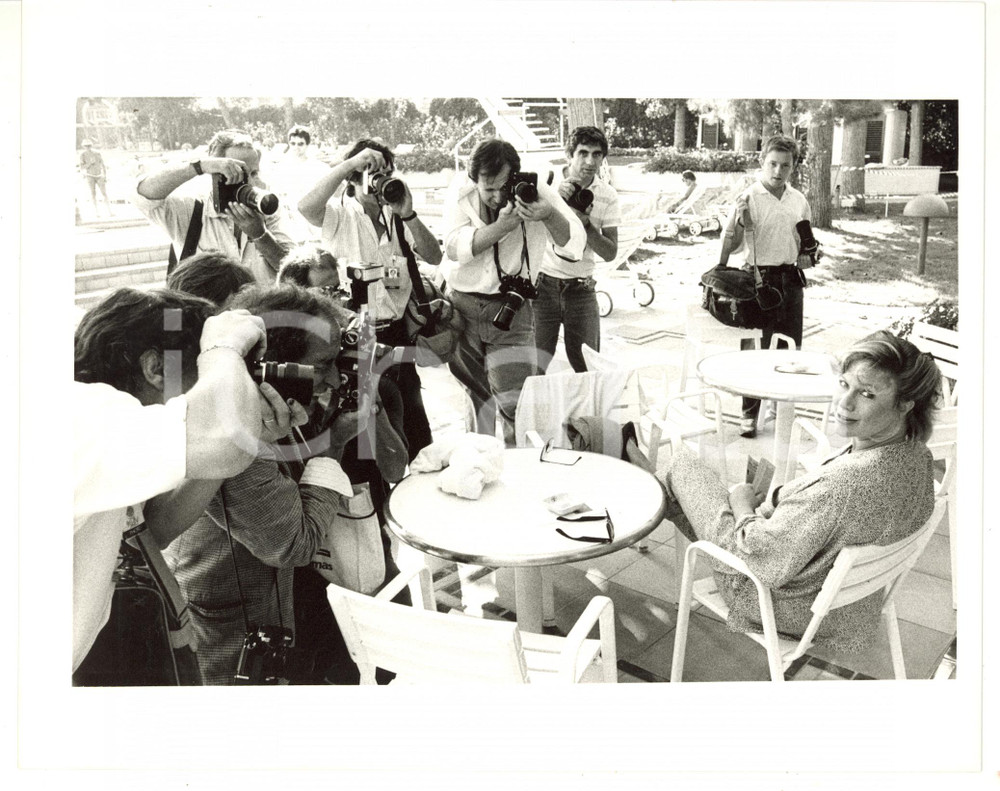 1985 ca VENEZIA Ciga Hotels - Kathleen TURNER circondata dai giornalisti (2)