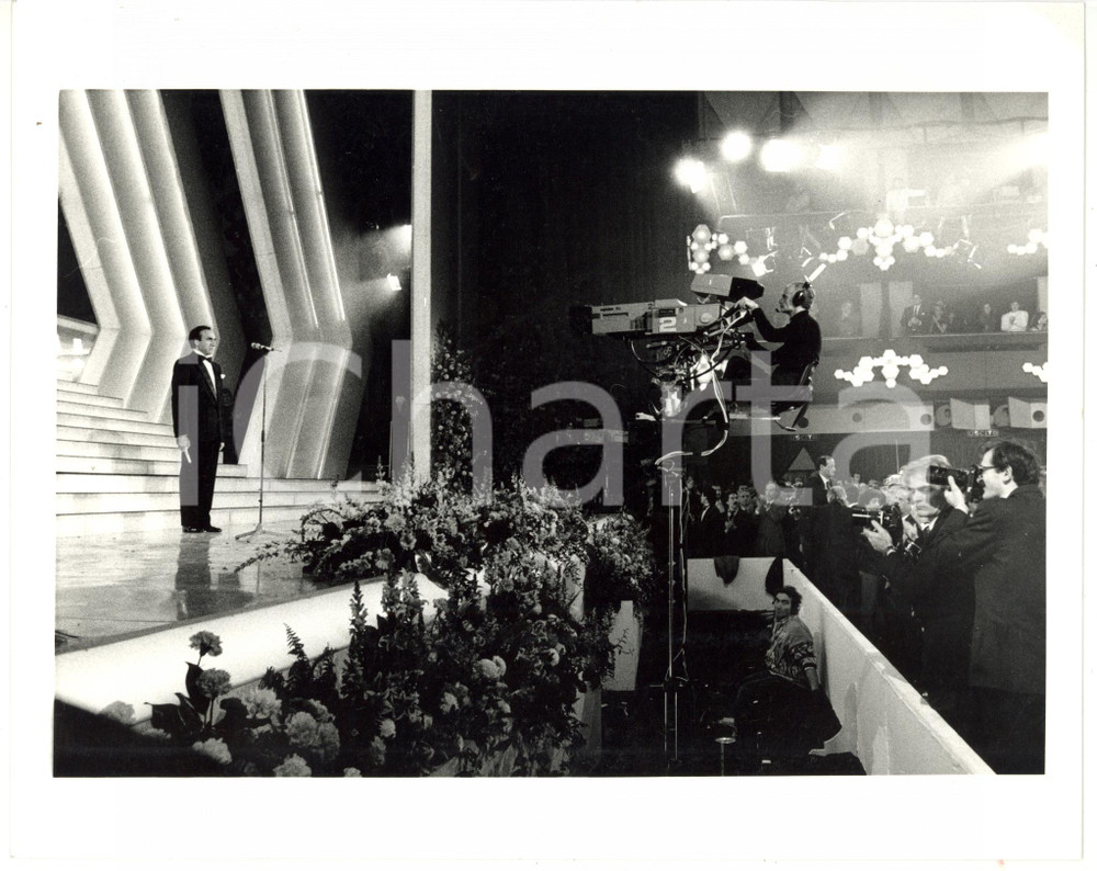 1985 ca FESTIVAL SANREMO Cameraman riprende Pippo BAUDO sul palco FOTO ARTISTICA
