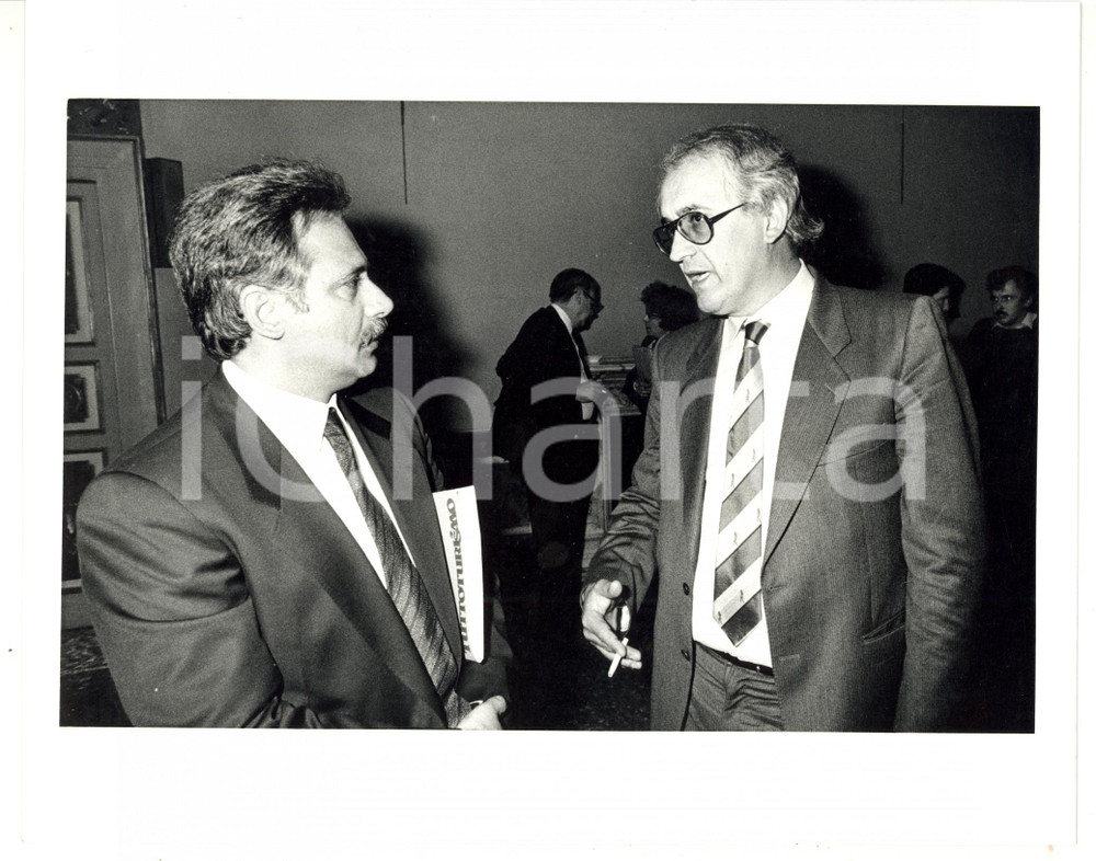 1990 ca MILANO Alberto DONATI discute con Franco CAPPARELLI *Foto 25x20 cm