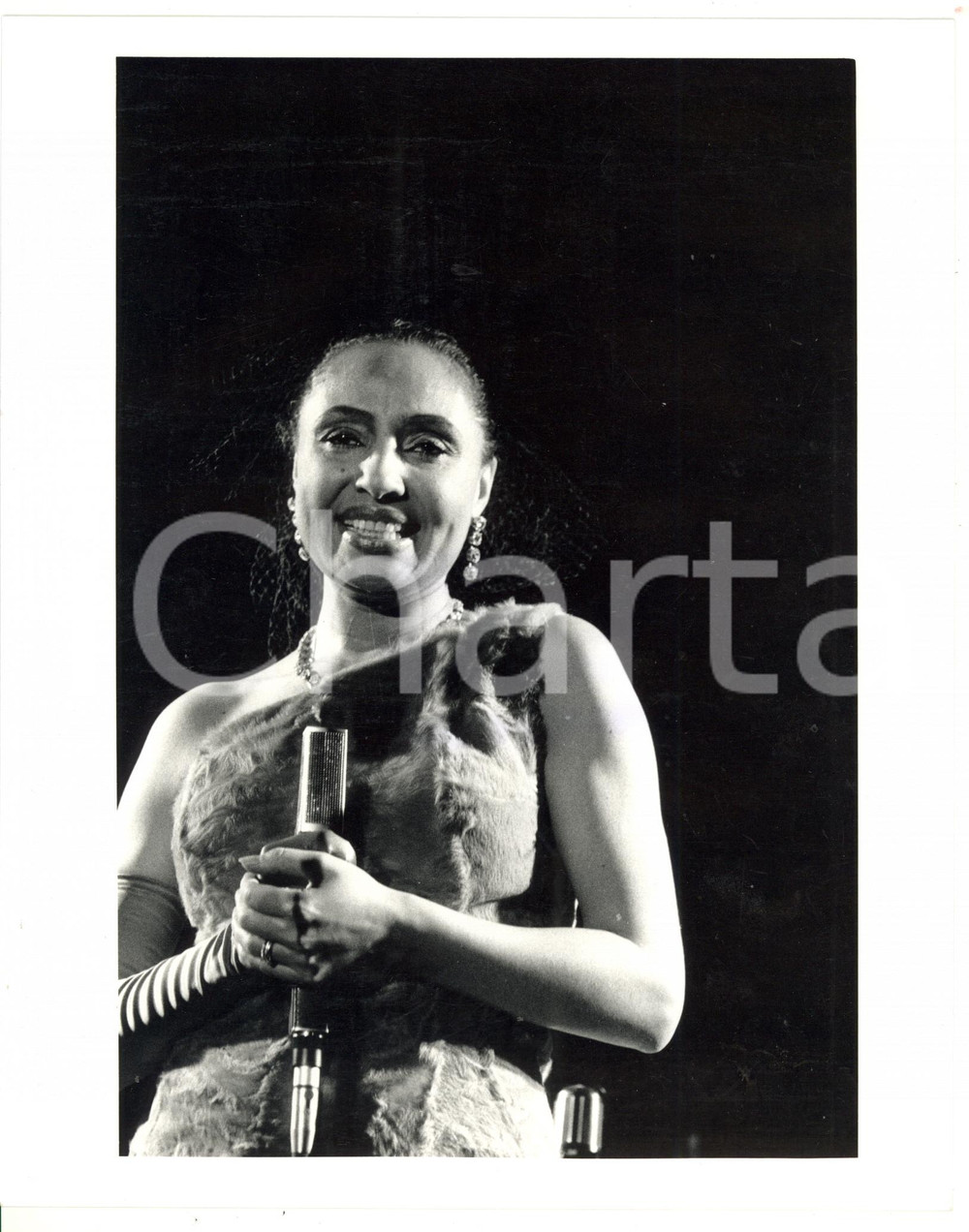 1985 ca MUSICA Ritratto cantante Lara SAINT PAUL in abito di pelliccia *Foto