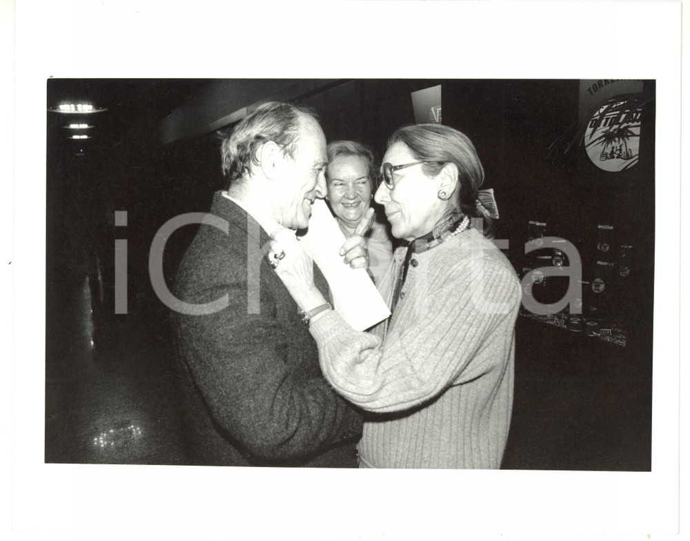 1987 MILANO Mimma MONDADORI sistema la camicia a Giorgio BOCCA - Foto 25x20 cm