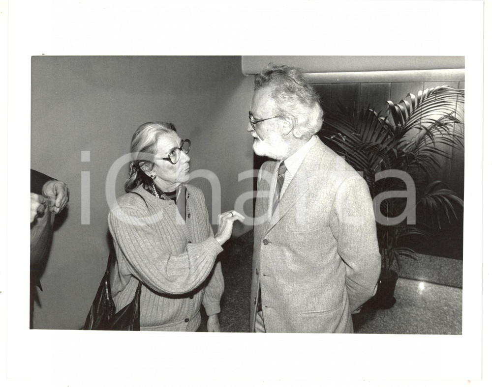 1987 MILANO Mimma MONDADORI discute con Eugenio SCALFARI - Foto 25x20 cm