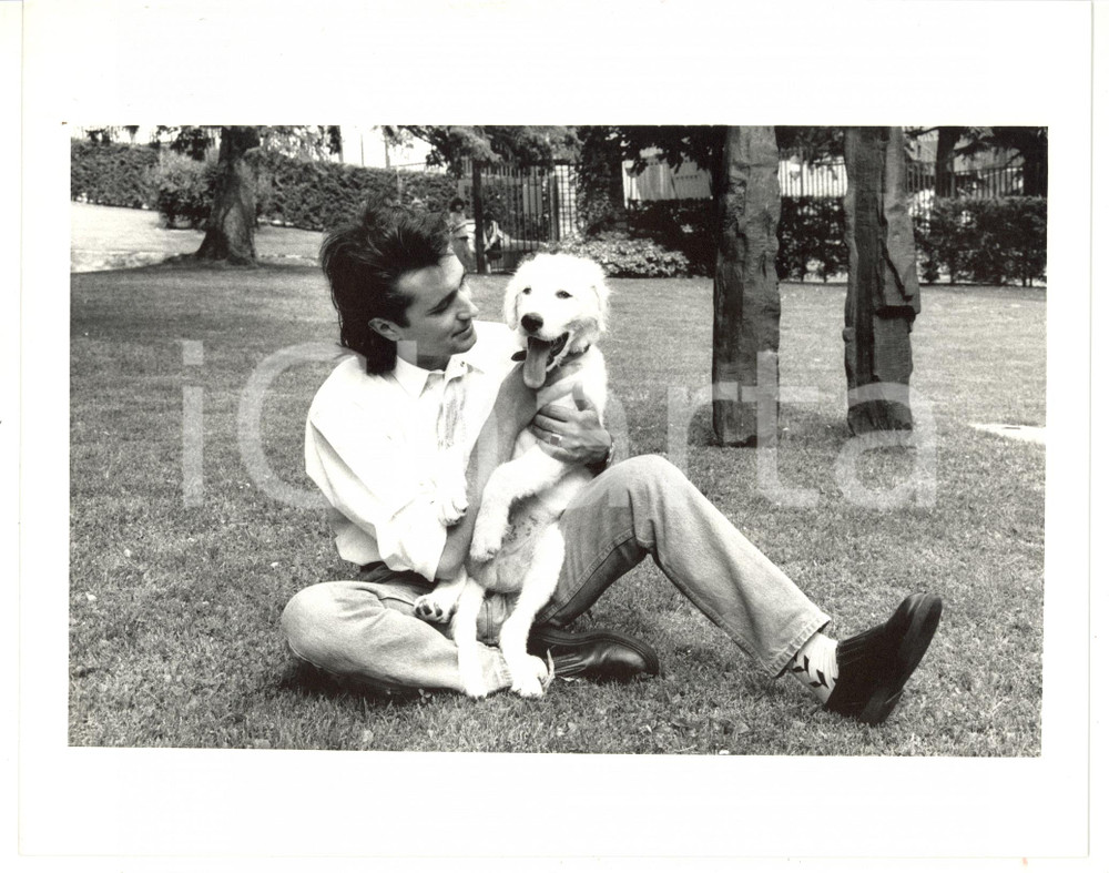 1985 ca MUSICA - SHALPY al parco con il suo cane *Fotografia VINTAGE 25x20 cm 