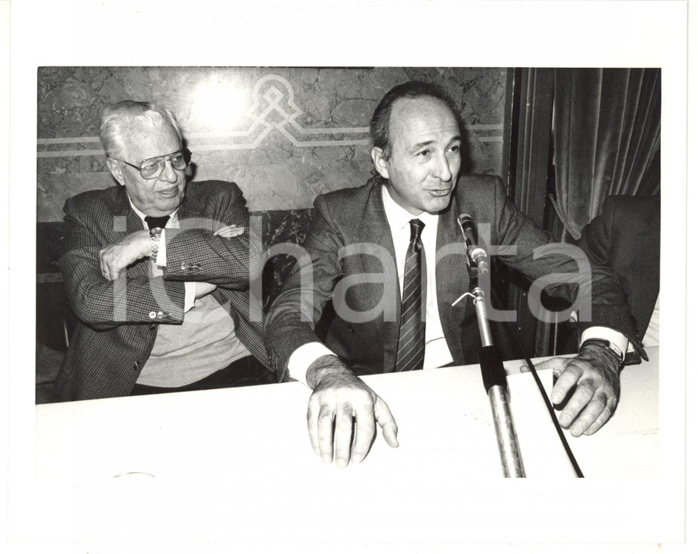 1990 ca MILANO Felice LIOY con Paolo MURIALDI durante conferenza *Foto 25x20 cm
