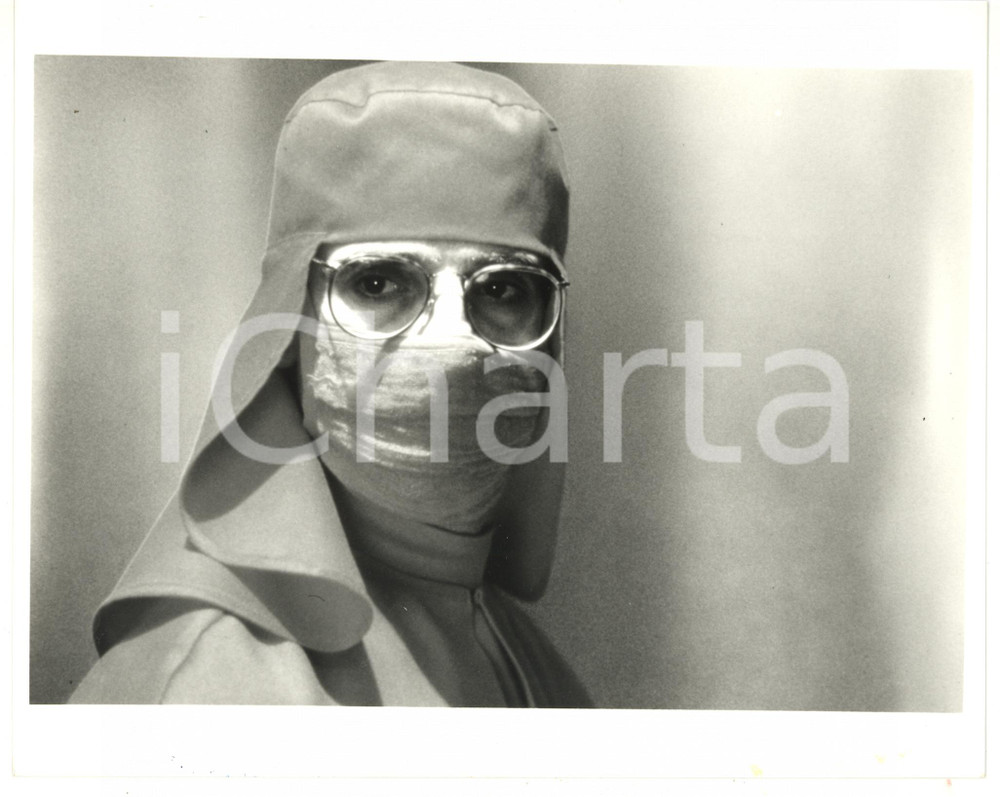 1988 CINEMA "Inseparabili" - Jeremy IRONS in costume di scena *Foto Fotografia di agenzia. CONDIZIONI: G (ma minime macchie al margine inferiore)FORMATO: 25x20 cm  originale e autentica 1