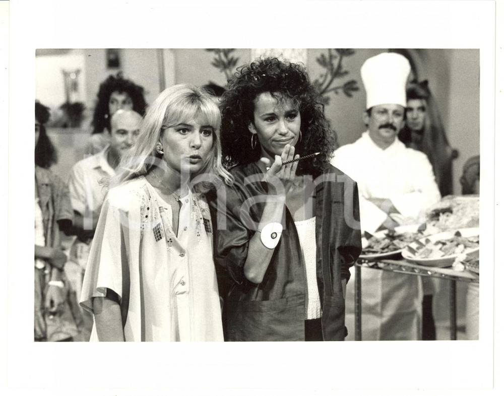1987-88 RAI UNO - PORTO MATTO Patricia PILCHARD e Giulia FOSSÀ in trasmissione Fotografia di agenzia. CONDIZIONI: GFORMATO: 25x20 cm  originale e autentica 1