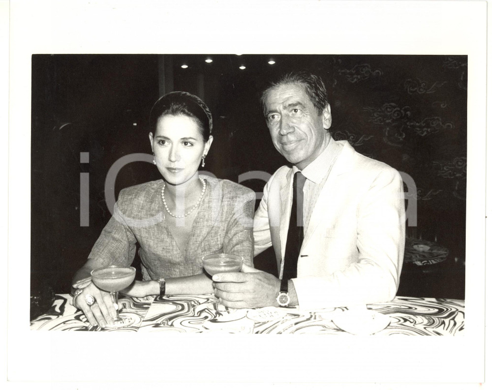 1990 ca VENEZIA Pier Luigi TORRI beve un cocktail al bar *Foto VINTAGE 25x20 cm