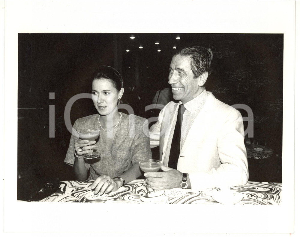 1990 ca VENEZIA Pier Luigi TORRI beve un cocktail al bar - Foto VINTAGE 25x20