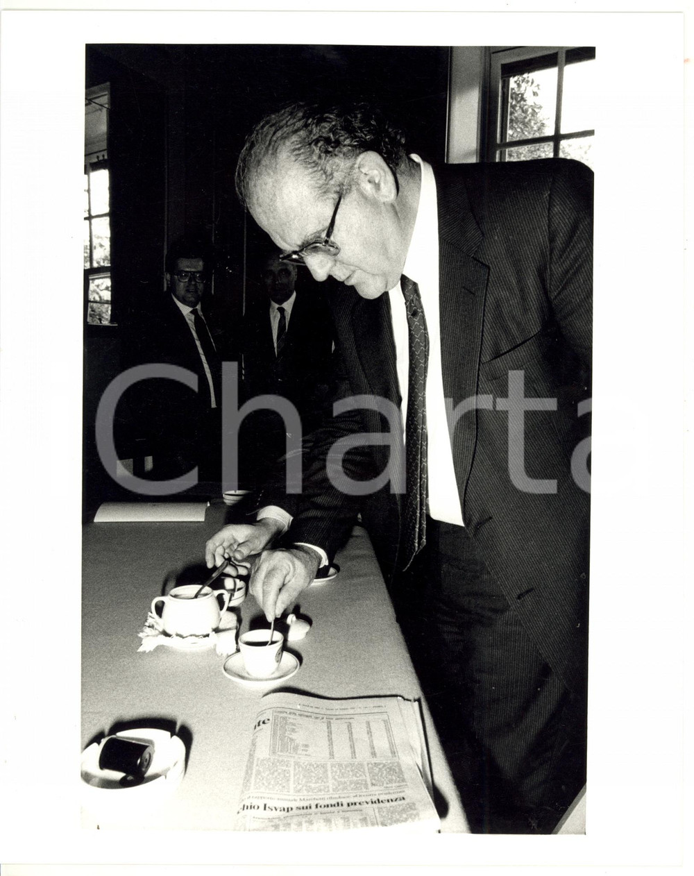 1990 ca CONFINDUSTRIA Franco PIGA beve un caffè *Foto 20x25 cm