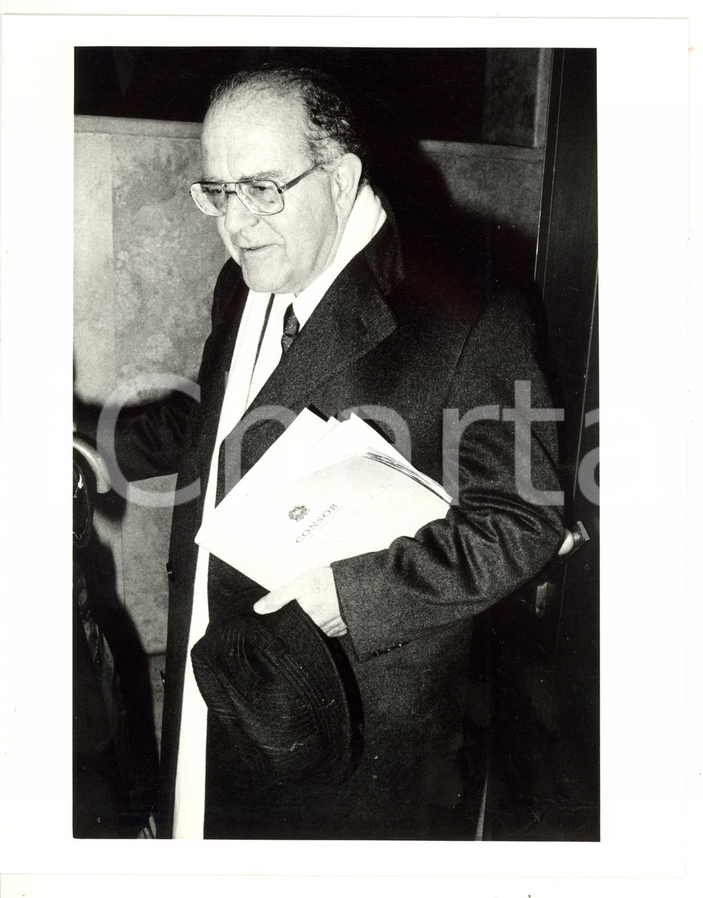 1990 ca MILANO Franco PIGA con relazione CONSOB *Foto 20x25 cm (2) Fotografia di agenzia. CONDIZIONI: GFORMATO: 20x25 cm    originale e autentica 1