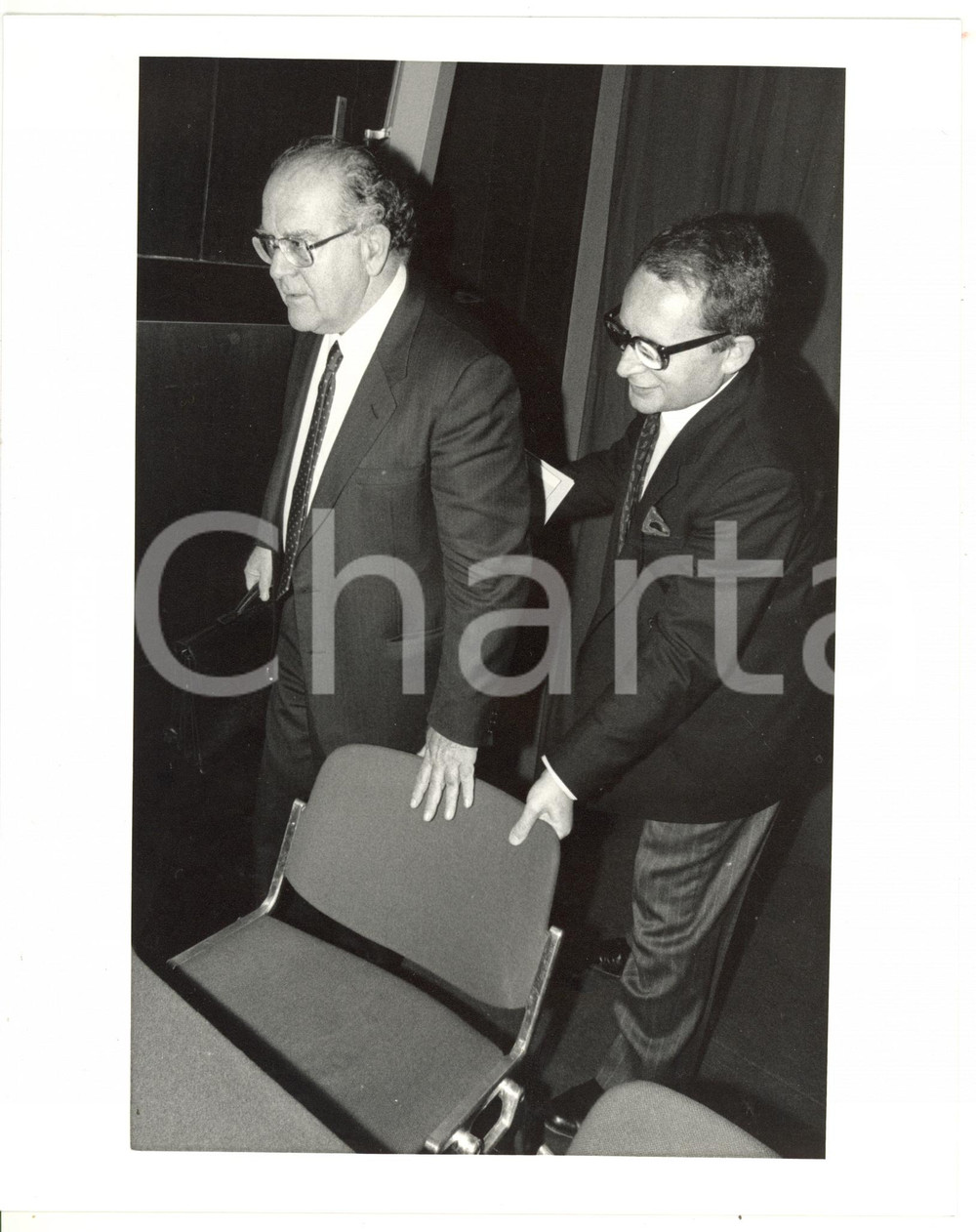 1990 ca POLITICA - DC Gianstefano FRIGERIO accompagna Franco PIGA a sedersi 