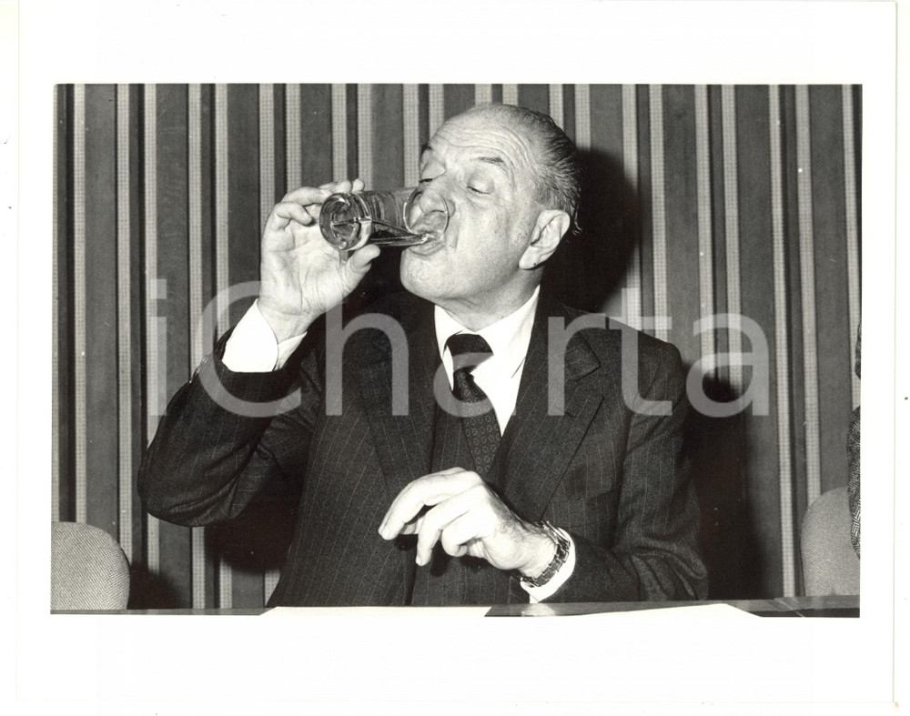 1985 ca CONFINDUSTRIA Bruno VISENTINI beve un bicchiere d'acqua *Foto 25x20 cm