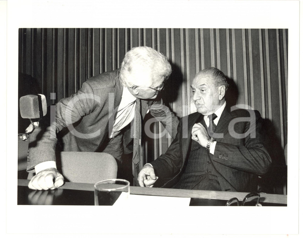1985 ca CONFINDUSTRIA Bruno VISENTINI discute con Victor UCKMAR *Foto 25x20 cm Fotografia di agenzia. CONDIZIONI: GFORMATO: 25x20 cm  originale e autentica 1